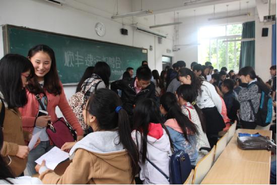 同学们在不同工作区域面试