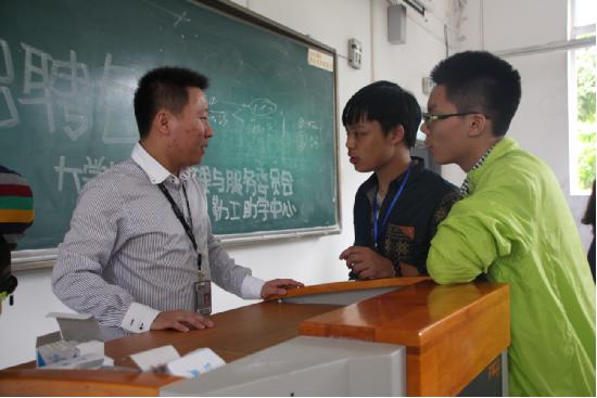 商家与大自委勤工助学中心干事交流