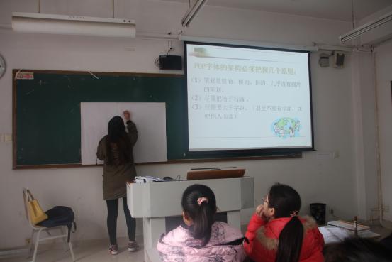 大自委勤工助学中心宣传部部长郎朗示范POP字体写法