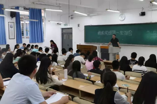 陈剩勇老师对楼栋助理工作进行详细说明及介绍