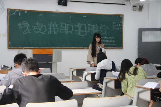 向应聘者介绍家教兼职招聘会