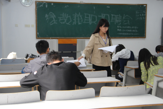 分发笔试试卷